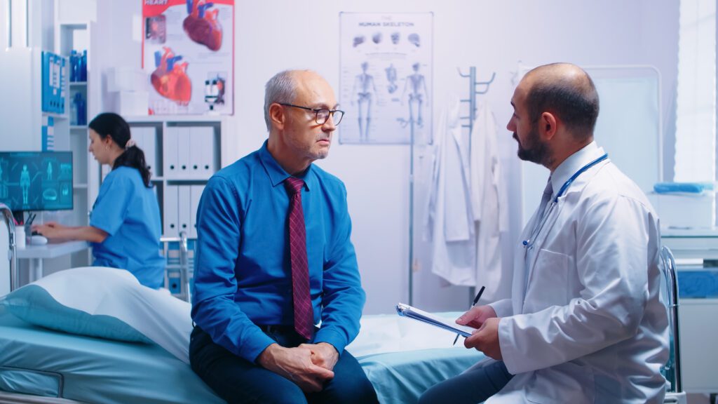 Homem no médico após exame para detectar Câncer de Próstata