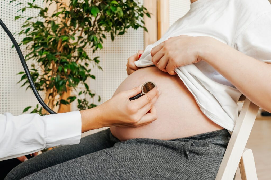 Uma mulher gestante está realizando um exame de rotina para ver como sua saúde e de seu bebê está