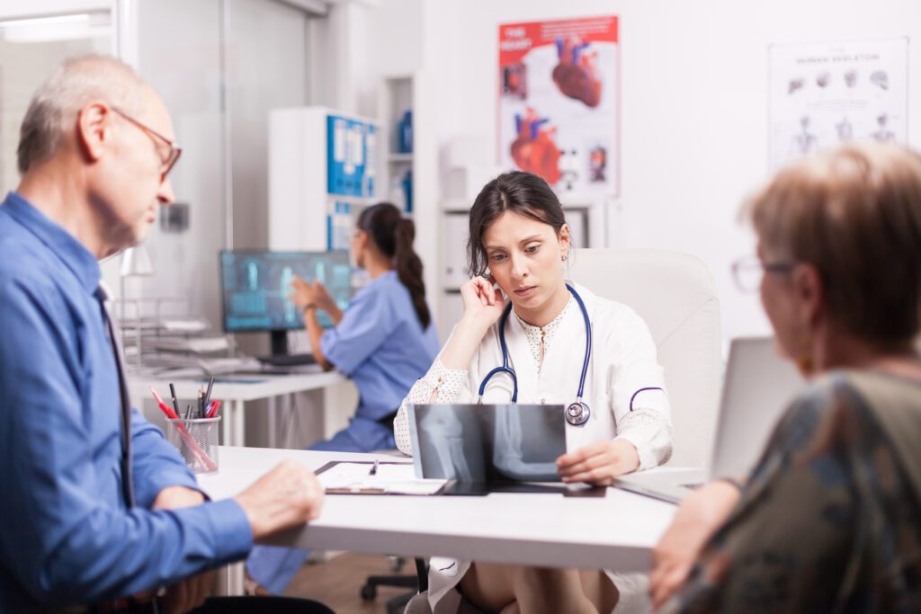 médica olhando o exame do paciente sem um diagnóstico médico exato